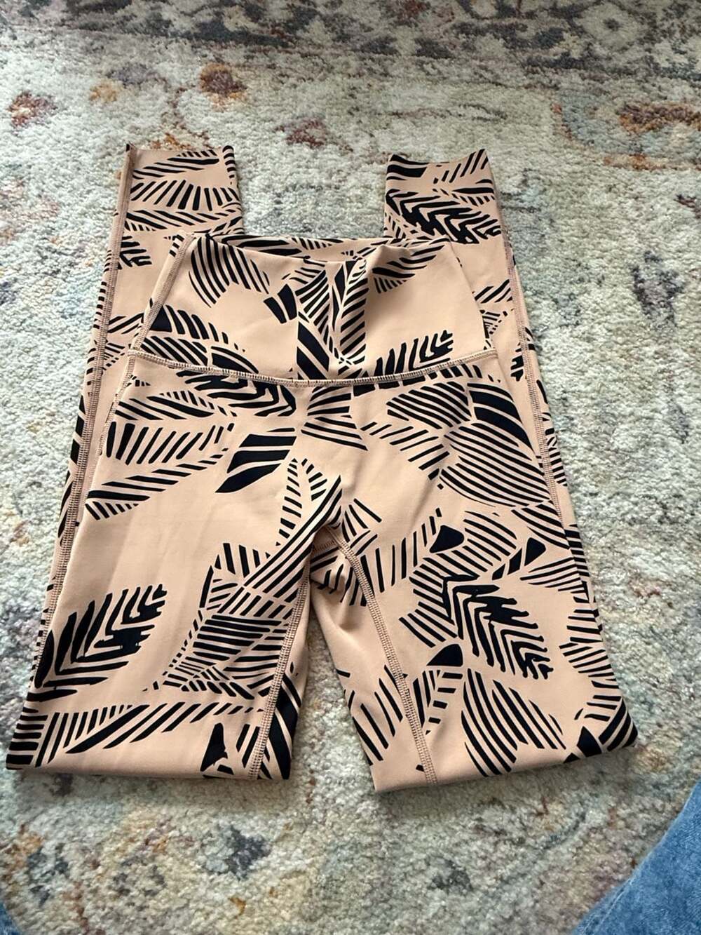 Aerie Chill Play Move Leggings Size XS Tan Black Leaf Print